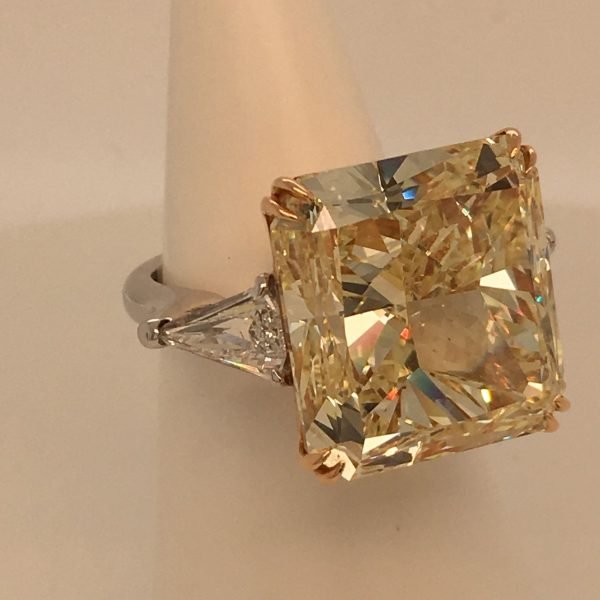 GIA 25.51 ct. Fancy Yellow Diamond Ring in 18k White Gold - Image 4