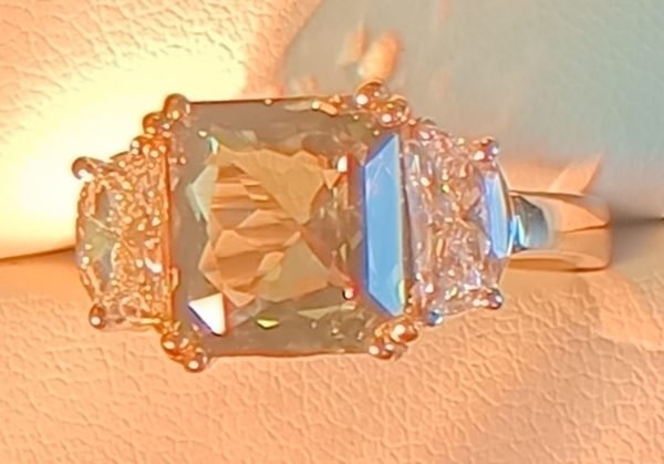 GIA 6.06 ct. Alexandrite & Half Moon Diamonds Ring in 18K White & 14K Yellow Gold - Image 3